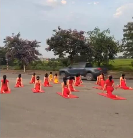 Bằng lăng chưa bao giờ đẹp đến thế, nhưng đừng biến đường phố thành studio chụp ảnh!- Ảnh 3.