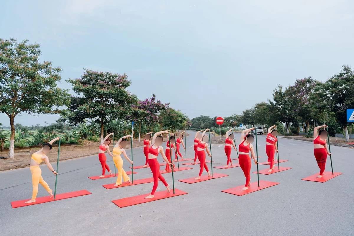 Bằng lăng chưa bao giờ đẹp đến thế, nhưng đừng biến đường phố thành studio chụp ảnh!- Ảnh 4.