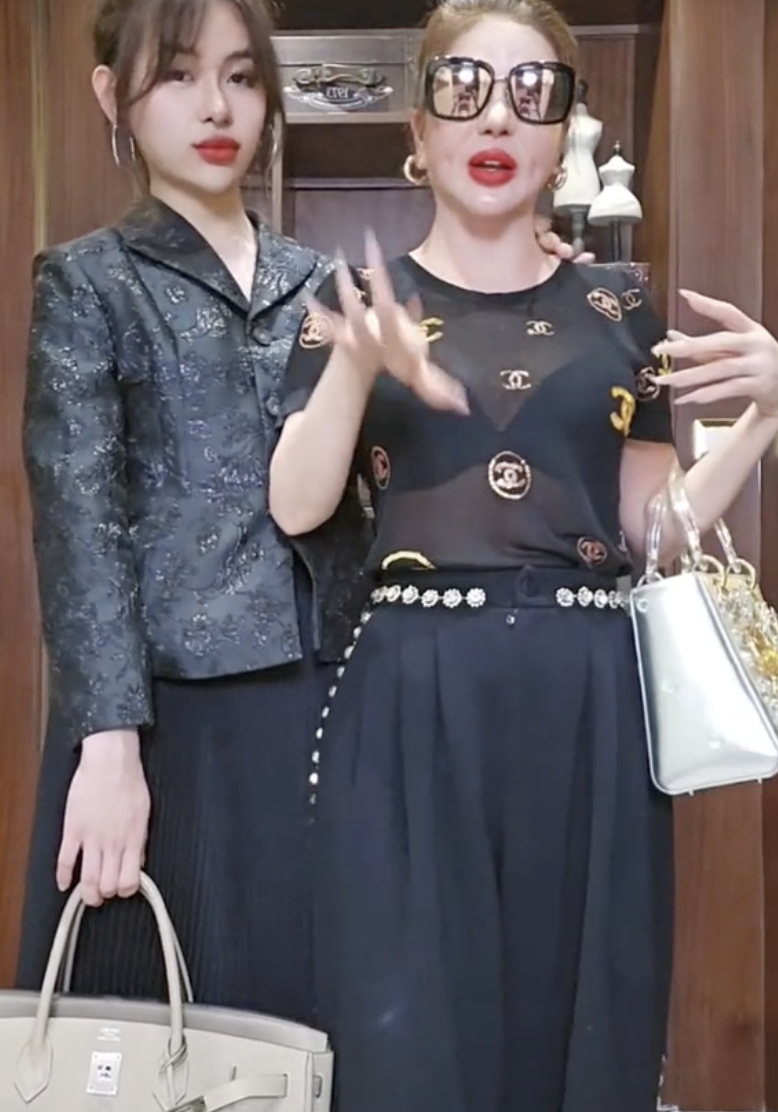Madam Hồng mẹ Gia Kỳ được tìm kiếm sau series lên đồ cực xì teen, tạo trend "chào các chế nhỏ"- Ảnh 1.