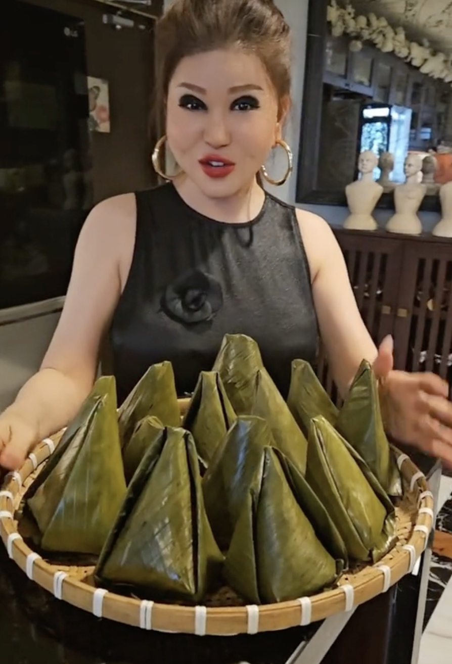 Madam Hồng mẹ Gia Kỳ được tìm kiếm sau series lên đồ cực xì teen, tạo trend "chào các chế nhỏ"- Ảnh 6.