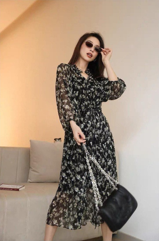 9 mẫu váy hoa dịu dàng như tiết trời tháng 5, nàng 30+ diện lên trẻ xinh tựa nữ chính ngôn tình- Ảnh 7.