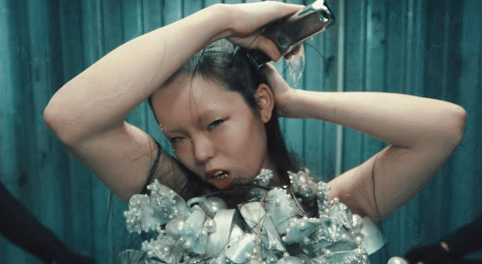 Nhóm nữ "giao thoa văn hóa" đang gây sốt MXH: MV cực chất, lâu lắm rồi mới có idol dám cạo đầu như 2NE1!- Ảnh 5.