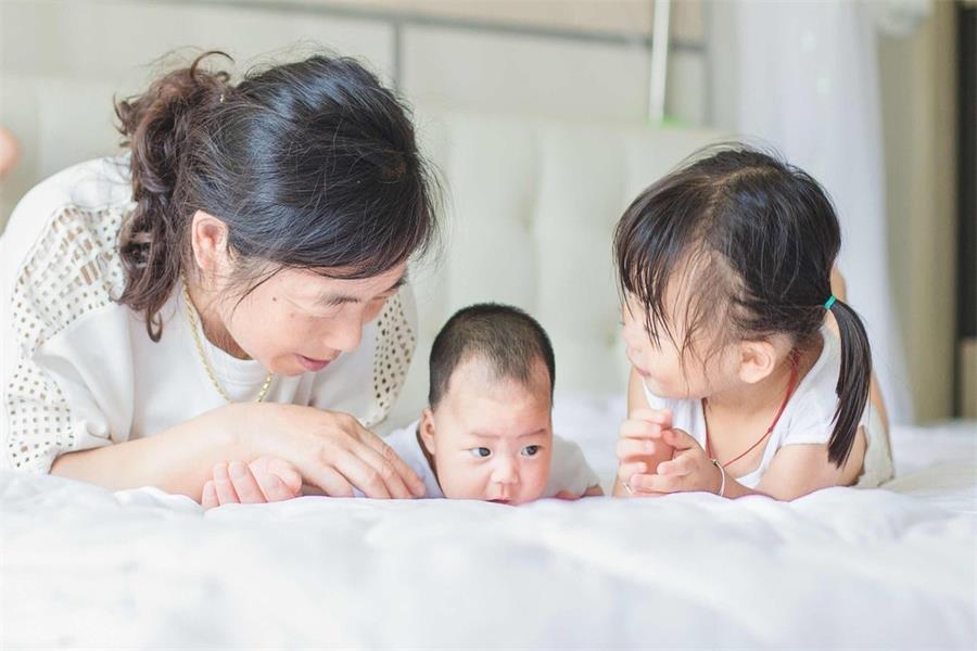 Khi gia đình có em bé thứ 2, con lớn ngủ với ai là tốt nhất?- Ảnh 1. Khi gia đình có em bé thứ 2, con lớn ngủ với ai là tốt nhất?- Ảnh 1.