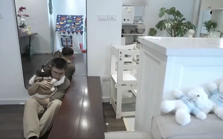Pam tủi thân lặng lẽ úp mặt vào ghế khóc mà không quấy ba, cách xử lý của ba Long được khen "điểm 10"- Ảnh 3.