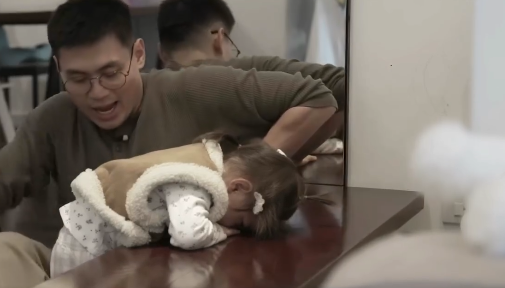 Pam tủi thân lặng lẽ úp mặt vào ghế khóc mà không quấy ba, cách xử lý của ba Long được khen "điểm 10"- Ảnh 2.