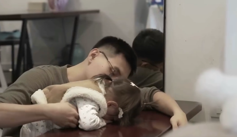 Pam tủi thân lặng lẽ úp mặt vào ghế khóc mà không quấy ba, cách xử lý của ba Long được khen "điểm 10"- Ảnh 1.