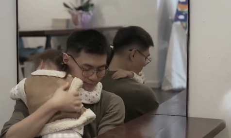 Pam tủi thân lặng lẽ úp mặt vào ghế khóc mà không quấy ba, cách xử lý của ba Long được khen "điểm 10"- Ảnh 4.