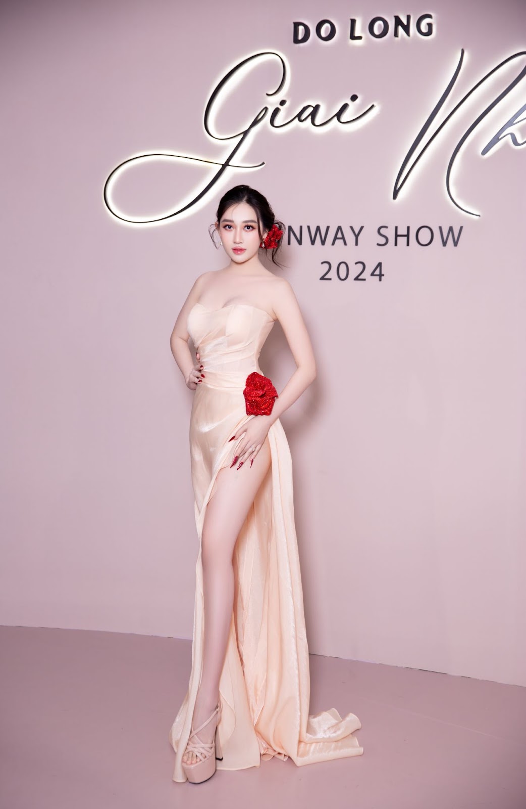 Huỳnh Thúy Anh kiều diễm và cuốn hút trong show “Giai Nhân” của NTK Đỗ Long- Ảnh 4. Huỳnh Thúy Anh kiều diễm và cuốn hút trong show “Giai Nhân” của NTK Đỗ Long- Ảnh 4.