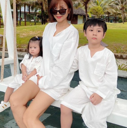 Mách mẹ 4 mẫu thời trang gia đình ấn tượng khi đi du lịch biển- Ảnh 1. Mách mẹ 4 mẫu thời trang gia đình ấn tượng khi đi du lịch biển- Ảnh 1.