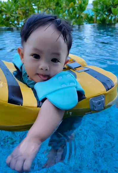 2 em bé nhà Cường Đô la tự tin bơi nhờ thứ này, hè đi chơi ba mẹ nhất định nên mua cho con- Ảnh 4.