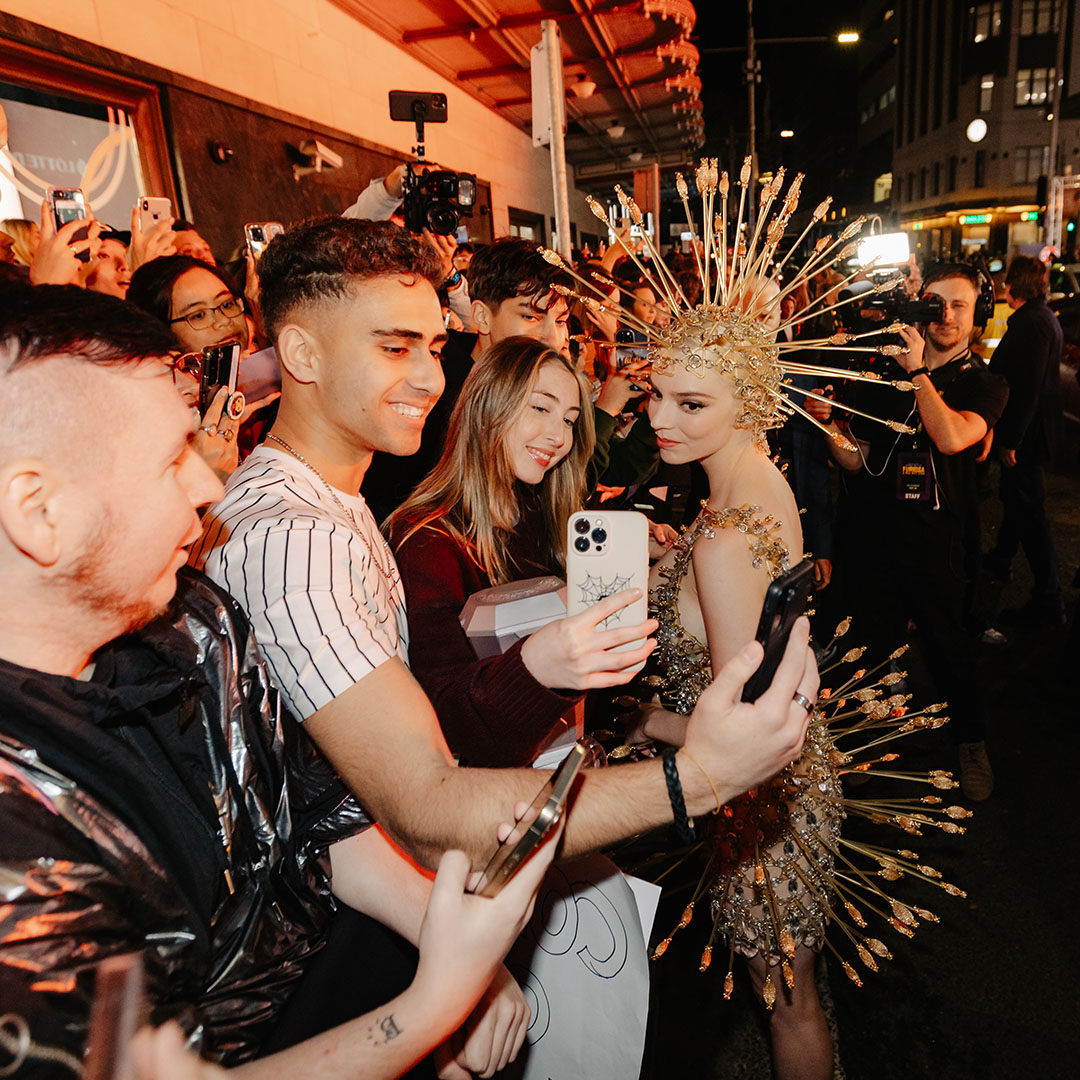 Anya Taylor-Joy biến buổi công chiếu phim thành Met Gala thu nhỏ: Chọn váy quá đỉnh nhưng ngồi cực khó- Ảnh 11.