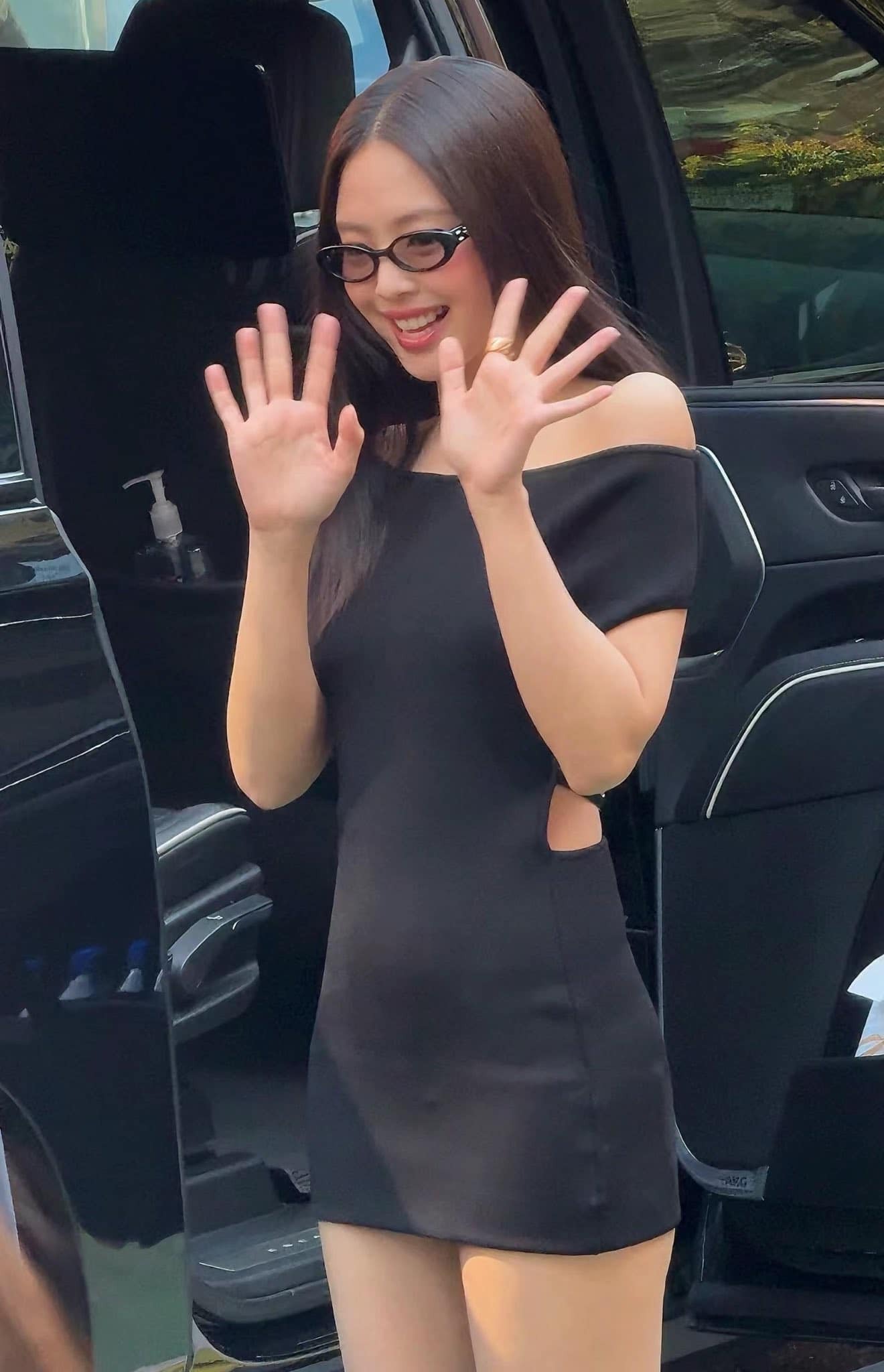Jennie khoe tấm lưng ngọc ngà với chiếc đầm "slay" quá đỗi: Gái xinh ráo riết tìm mẫu na ná để diện theo- Ảnh 1.