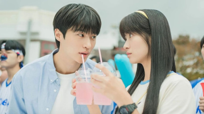 Phim ngôn tình gây sốt toàn cầu chỉn chu đến không ngờ, cả trang phục cũng như "xé truyện bước ra" - Ảnh 1.