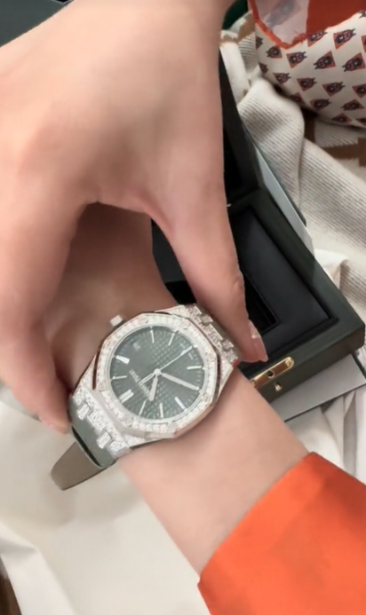 "Bà giáo Lucy" mở lớp dạy phân biệt đồ fake: Tái xuất sau 10 năm ở ẩn, dân chơi bóc đồ hiệu tại store- Ảnh 9.