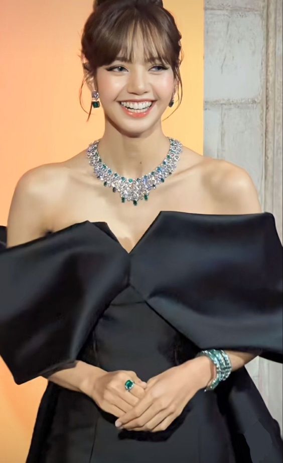 Trước thềm Met Gala, khoảnh khắc Lisa (BLACKPINK) chung khung hình cùng các "chiến thần thảm đỏ" được netizen đào lại- Ảnh 5.