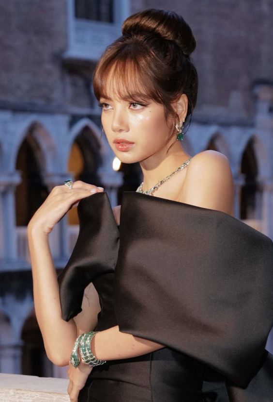 Trước thềm Met Gala, khoảnh khắc Lisa (BLACKPINK) chung khung hình cùng các "chiến thần thảm đỏ" được netizen đào lại- Ảnh 3.
