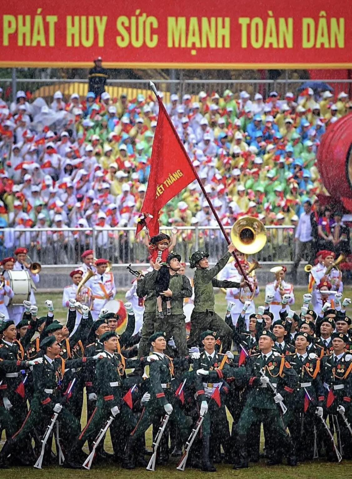Em bé tượng đài Điện Biên được cưng nhất tỏa sáng giữa rừng cờ hoa và chiến sĩ ''bức hình nói lên ngàn thông điệp"- Ảnh 1.