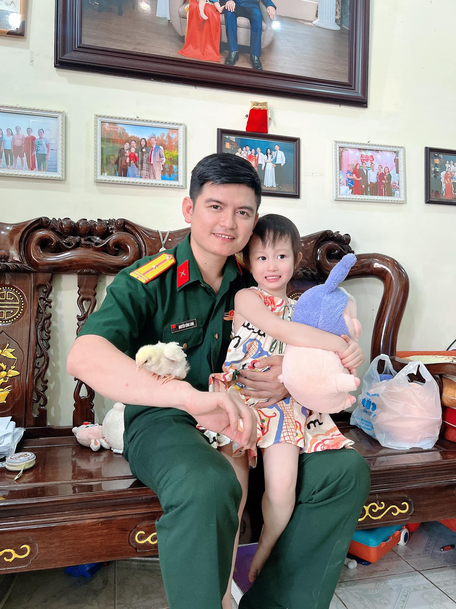 Nhiều người tiếc nuối vì em bé Điện Biên không xuất hiện trên sóng trực tiếp lễ diễu hành- Ảnh 1.