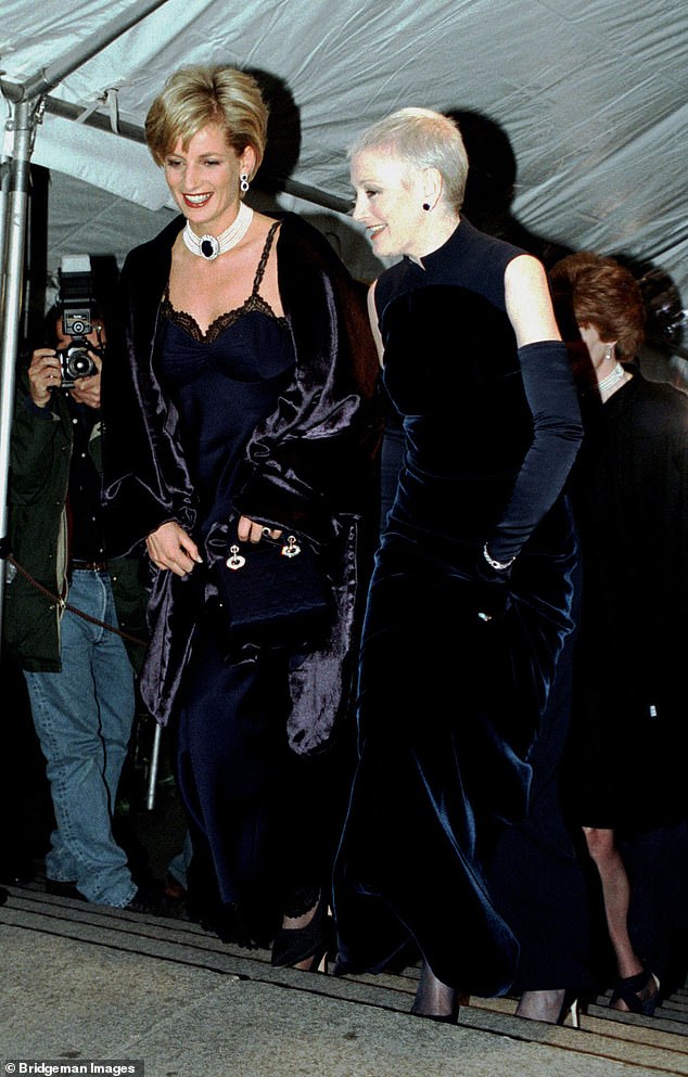 Vương phi Diana từng ghi dấu ấn khó quên tại Met Gala với chiếc váy phóng khoáng mang tuyên ngôn về hôn nhân của bà- Ảnh 3.