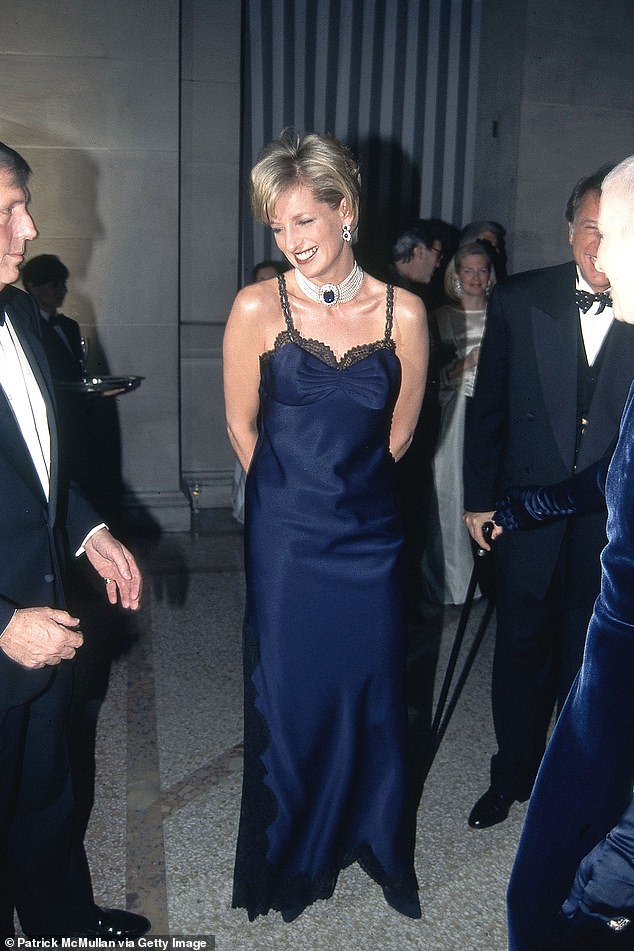 Vương phi Diana từng ghi dấu ấn khó quên tại Met Gala với chiếc váy phóng khoáng mang tuyên ngôn về hôn nhân của bà- Ảnh 2.