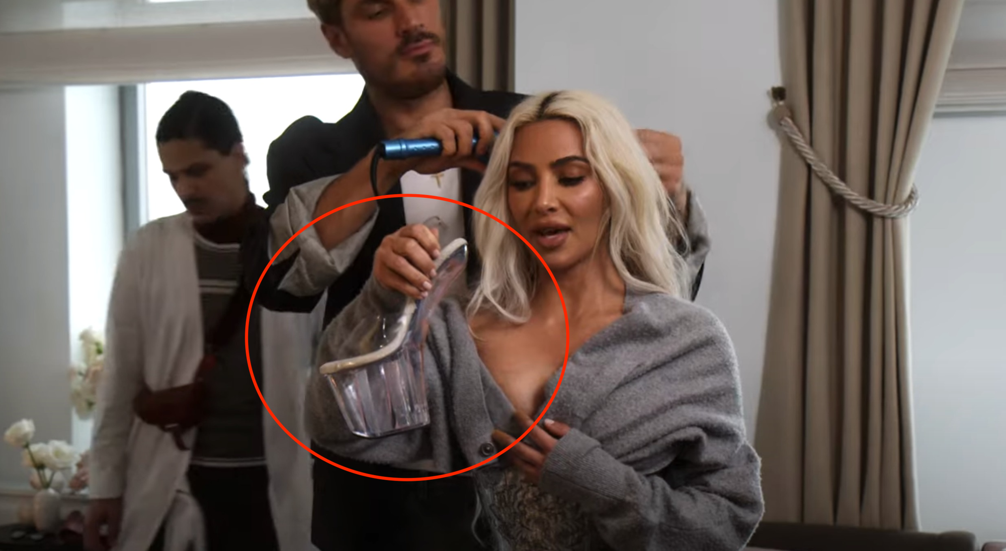 "Nỗi khổ" của Kim Kardashian tại Met Gala: Nói thều thào vì bộ đầm bó chặt cơ thể- Ảnh 13.