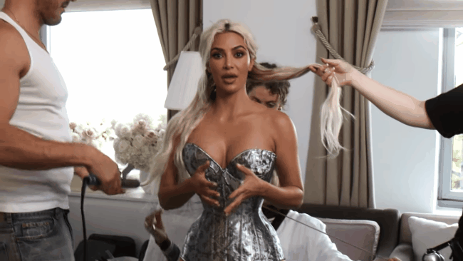 "Nỗi khổ" của Kim Kardashian tại Met Gala: Nói thều thào vì bộ đầm bó chặt cơ thể- Ảnh 10.