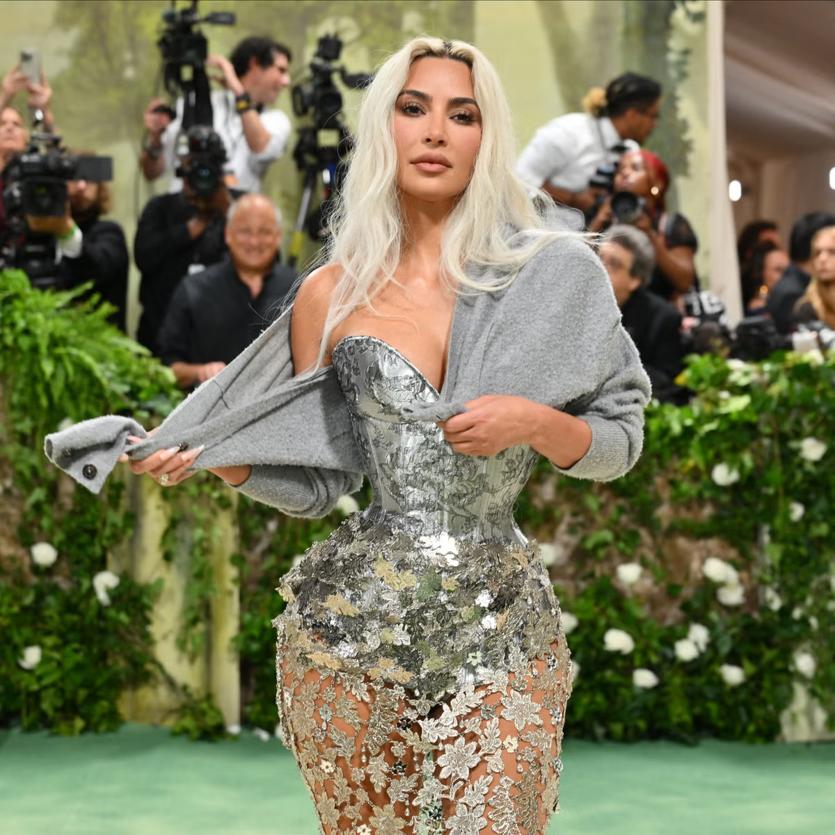"Nỗi khổ" của Kim Kardashian tại Met Gala: Nói thều thào vì bộ đầm bó chặt cơ thể- Ảnh 3.