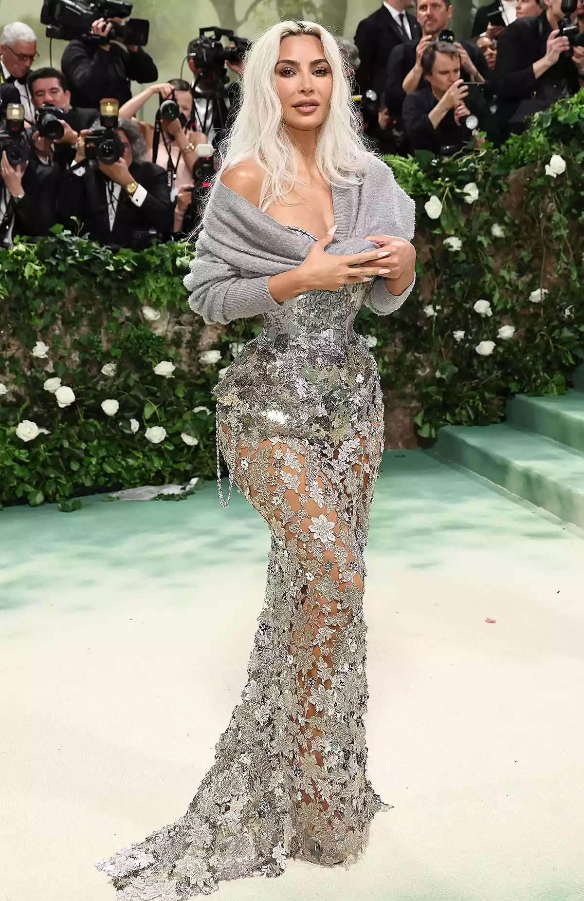 "Nỗi khổ" của Kim Kardashian tại Met Gala: Nói thều thào vì bộ đầm bó chặt cơ thể- Ảnh 2.
