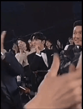 HOT: Clip ghi lại biểu cảm của Song Joong Ki khi nhìn Song Hye Kyo trên sân khấu Baeksang 2024- Ảnh 2.