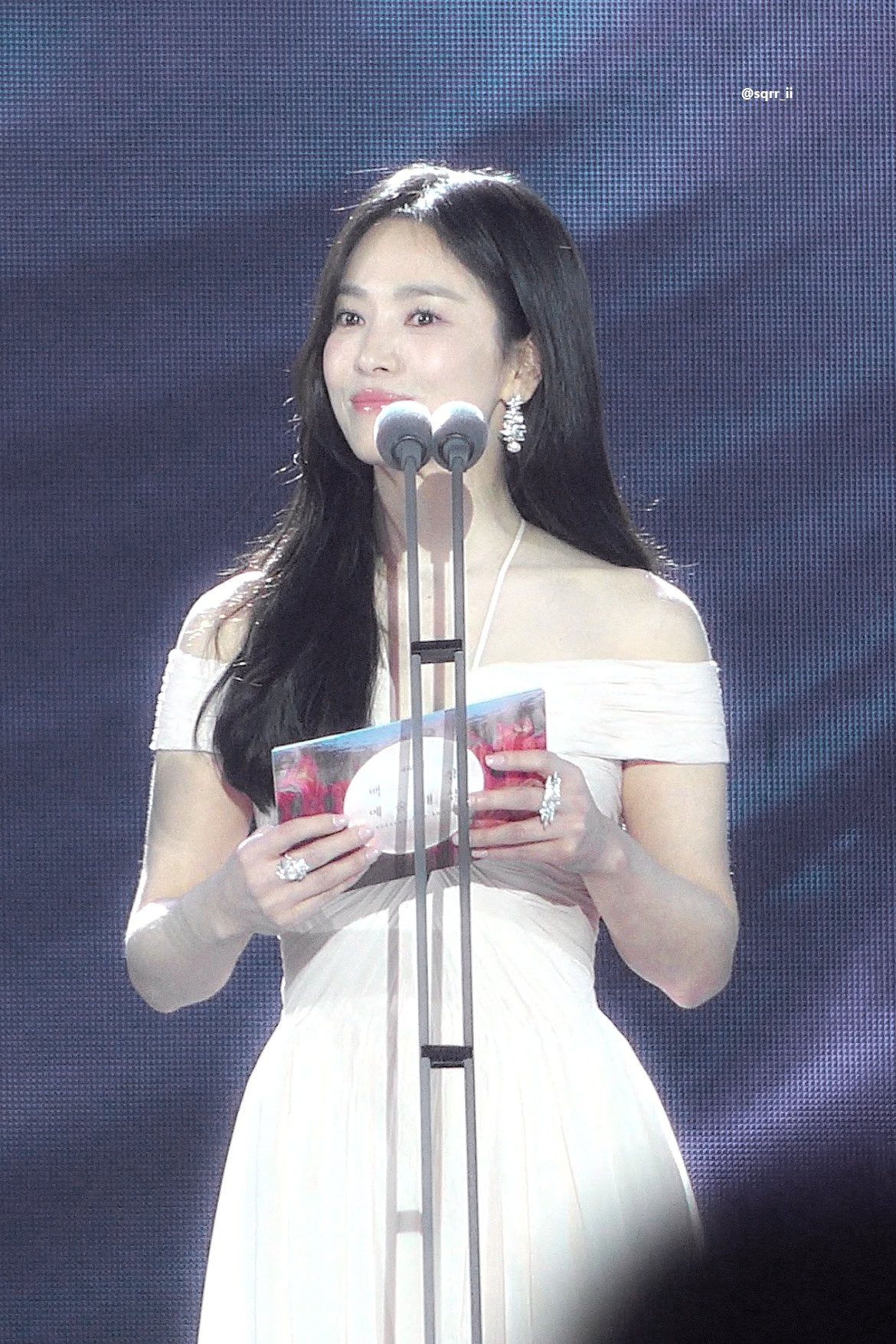 HOT: Clip ghi lại biểu cảm của Song Joong Ki khi nhìn Song Hye Kyo trên sân khấu Baeksang 2024- Ảnh 1. HOT: Clip ghi lại biểu cảm của Song Joong Ki khi nhìn Song Hye Kyo trên sân khấu Baeksang 2024- Ảnh 1.