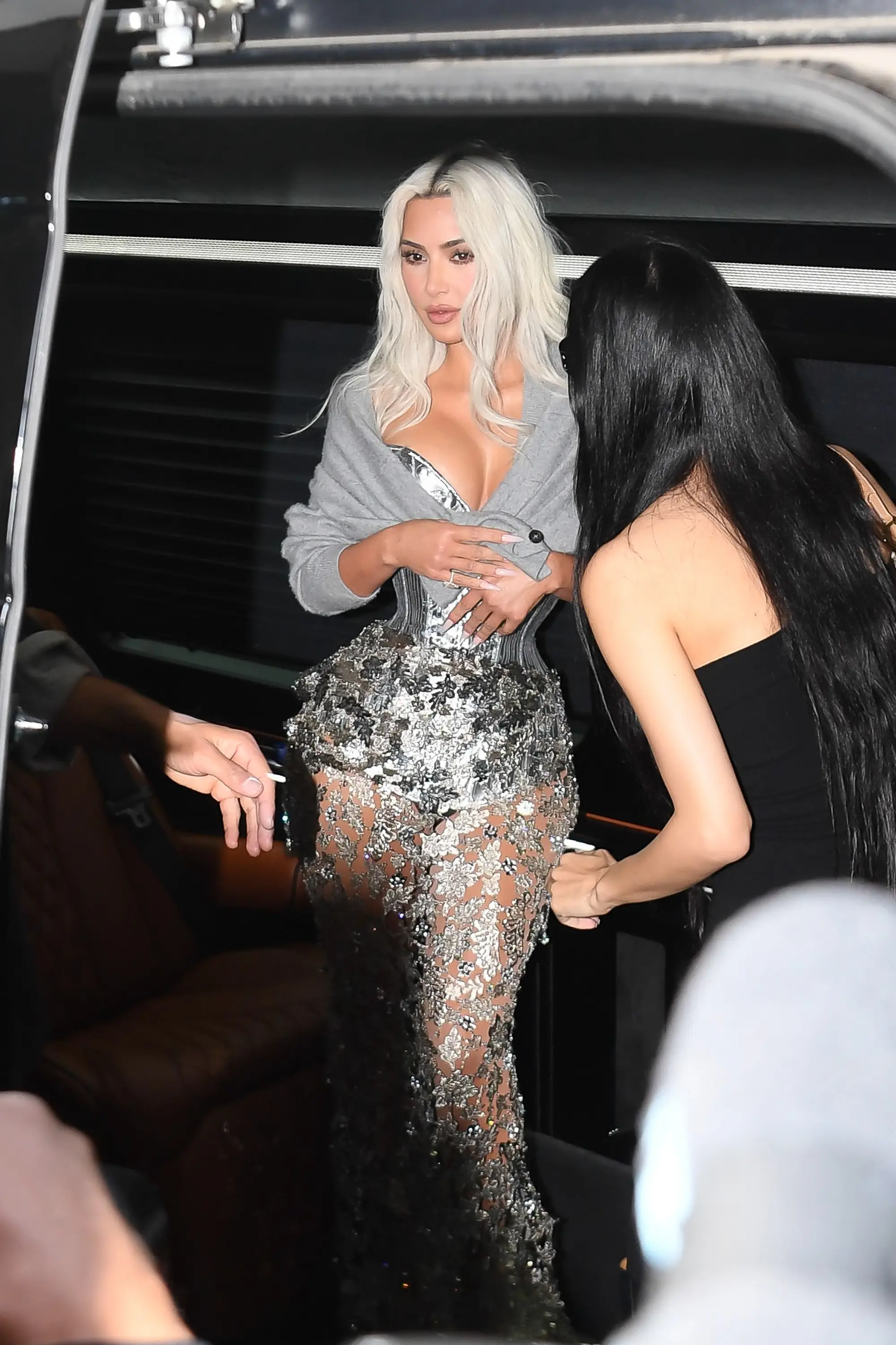 "Nỗi khổ" của Kim Kardashian tại Met Gala: Nói thều thào vì bộ đầm bó chặt cơ thể- Ảnh 5.