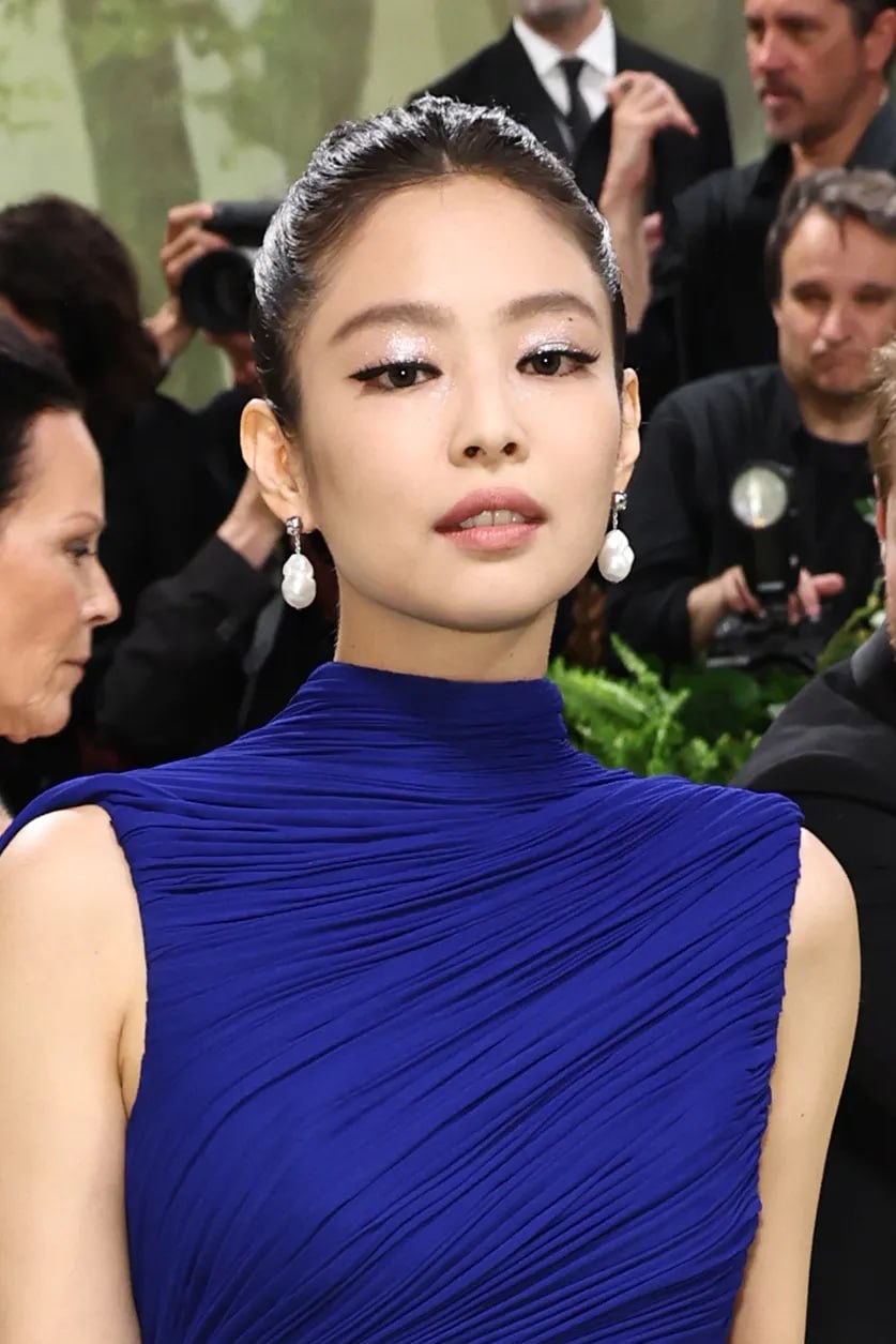 Kệ lời chê bai, Jennie vẫn ưng ý tạo hình tại Met Gala 2024, đặc biệt mê mẫu váy mất 200 giờ hoàn thành- Ảnh 10.