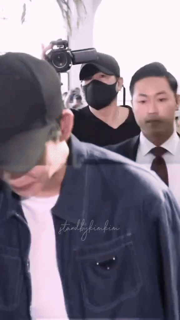 Kim Soo Hyun tiếp tục diện item "vật bất ly thân" mà chỉ Kim Ji Won mới bỏ xuống được- Ảnh 7. Kim Soo Hyun tiếp tục diện item "vật bất ly thân" mà chỉ Kim Ji Won mới bỏ xuống được- Ảnh 7.