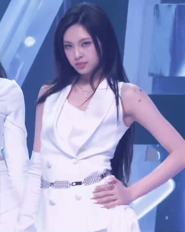 Nữ idol 2k9 khiến netizen đồng lòng cảm thán: Body 15 tuổi đã đỉnh thế này, vài năm nữa còn cháy đến cỡ nào nữa!- Ảnh 10. Nữ idol 2k9 khiến netizen đồng lòng cảm thán: Body 15 tuổi đã đỉnh thế này, vài năm nữa còn cháy đến cỡ nào nữa!- Ảnh 10.