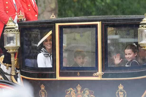 Công chúa Charlotte: "Truyền nhân" của cố Nữ vương Elizabeth II trong vai trò chị gái mẫu mực nhắc nhở cả George và Louis- Ảnh 3.