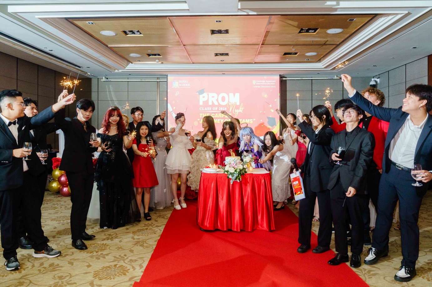 Cận cảnh nhan sắc "xinh yêu" của học sinh Royal School trong Prom cuối cấp: Lên đồ cực chất, catwalk siêu ngầu- Ảnh 7.