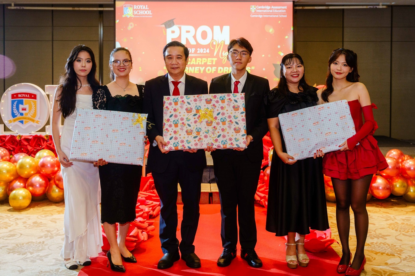 Cận cảnh nhan sắc "xinh yêu" của học sinh Royal School trong Prom cuối cấp: Lên đồ cực chất, catwalk siêu ngầu- Ảnh 8.