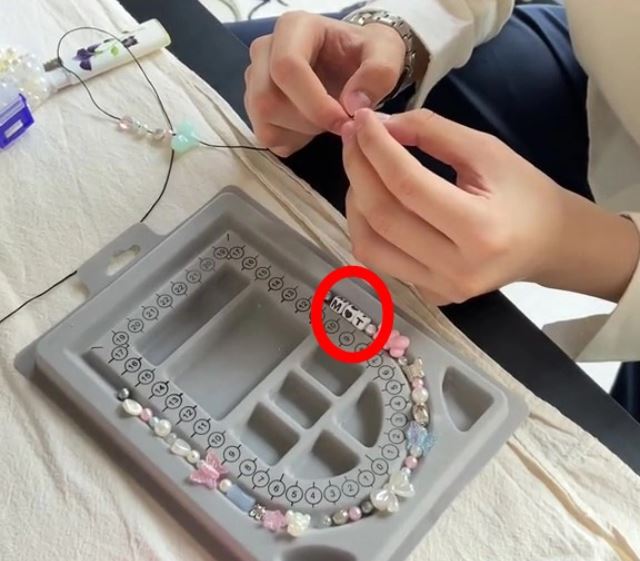 Dân tình đồn đoán đây là viết tắt tên của Matthis và Thiều Bảo Trâm Dân tình đồn đoán đây là viết tắt tên của Matthis và Thiều Bảo Trâm