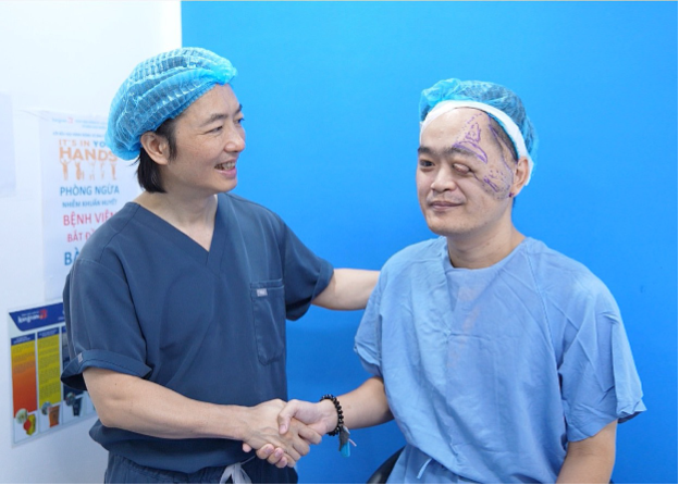 Vị bác sĩ dành trọn tâm huyết cho phẫu thuật thẩm mỹ- Ảnh 2. Vị bác sĩ dành trọn tâm huyết cho phẫu thuật thẩm mỹ- Ảnh 2.