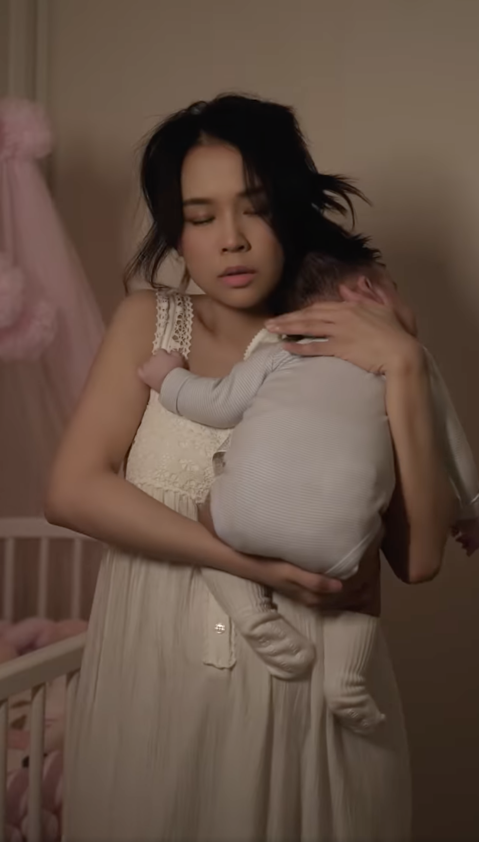 Đầu bù tóc rối, mặt mũi phờ phạc vì chăm 2 con nhưng mẹ bỉm Sam vẫn được khen quá xinh- Ảnh 1.