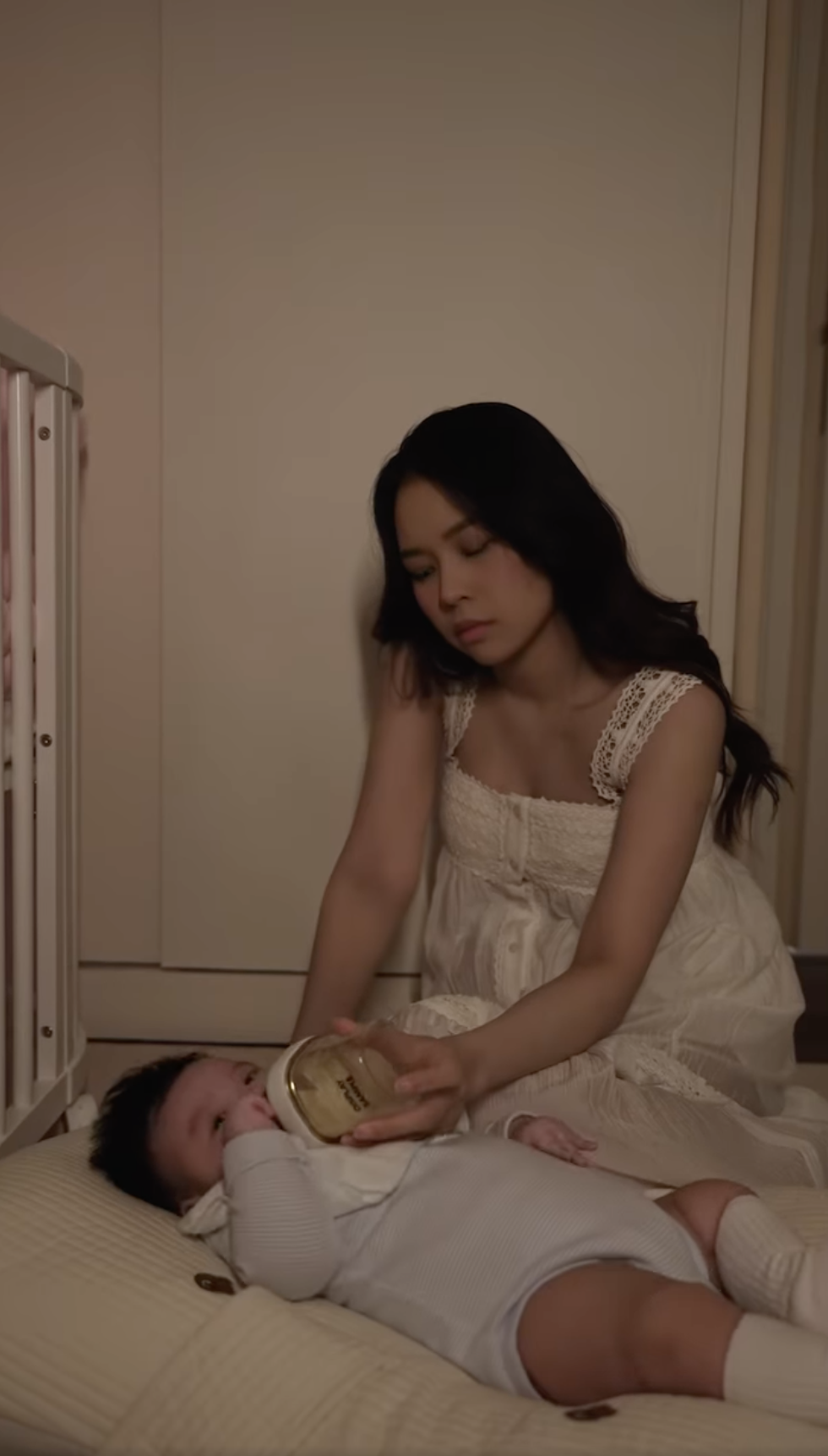 Đầu bù tóc rối, mặt mũi phờ phạc vì chăm 2 con nhưng mẹ bỉm Sam vẫn được khen quá xinh- Ảnh 3.