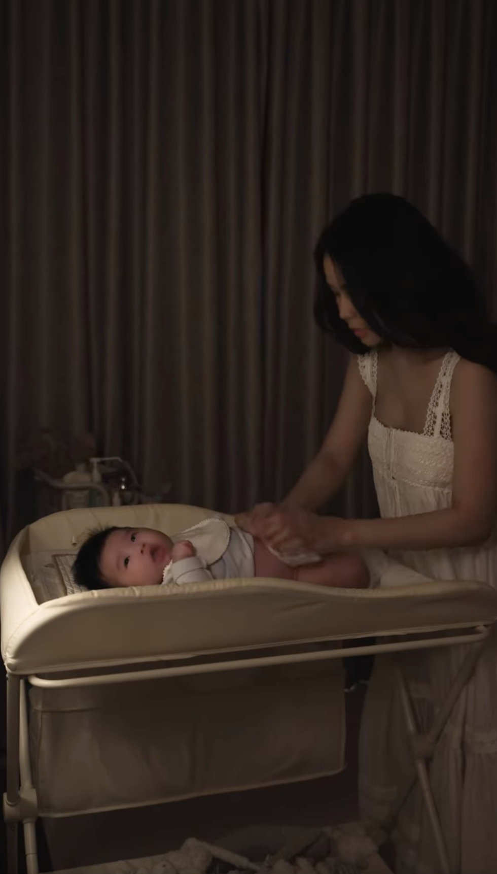 Đầu bù tóc rối, mặt mũi phờ phạc vì chăm 2 con nhưng mẹ bỉm Sam vẫn được khen quá xinh- Ảnh 2.
