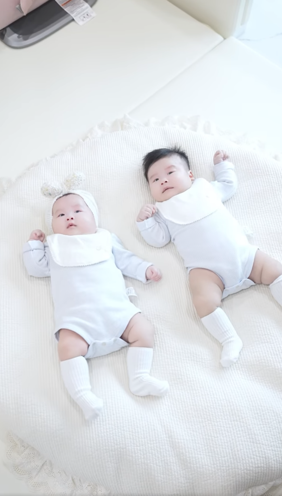 Đầu bù tóc rối, mặt mũi phờ phạc vì chăm 2 con nhưng mẹ bỉm Sam vẫn được khen quá xinh- Ảnh 6.