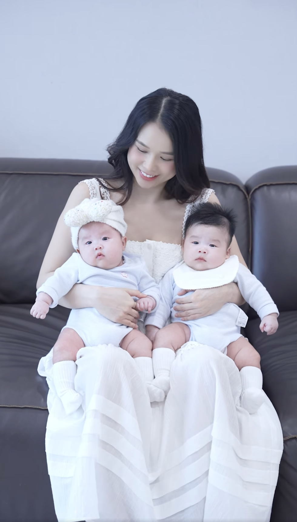 Đầu bù tóc rối, mặt mũi phờ phạc vì chăm 2 con nhưng mẹ bỉm Sam vẫn được khen quá xinh- Ảnh 8.