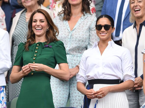 Meghan tiết lộ sự thật sau nụ cười gượng gạo của mình khi xuất hiện cùng Vương phi Kate- Ảnh 1.