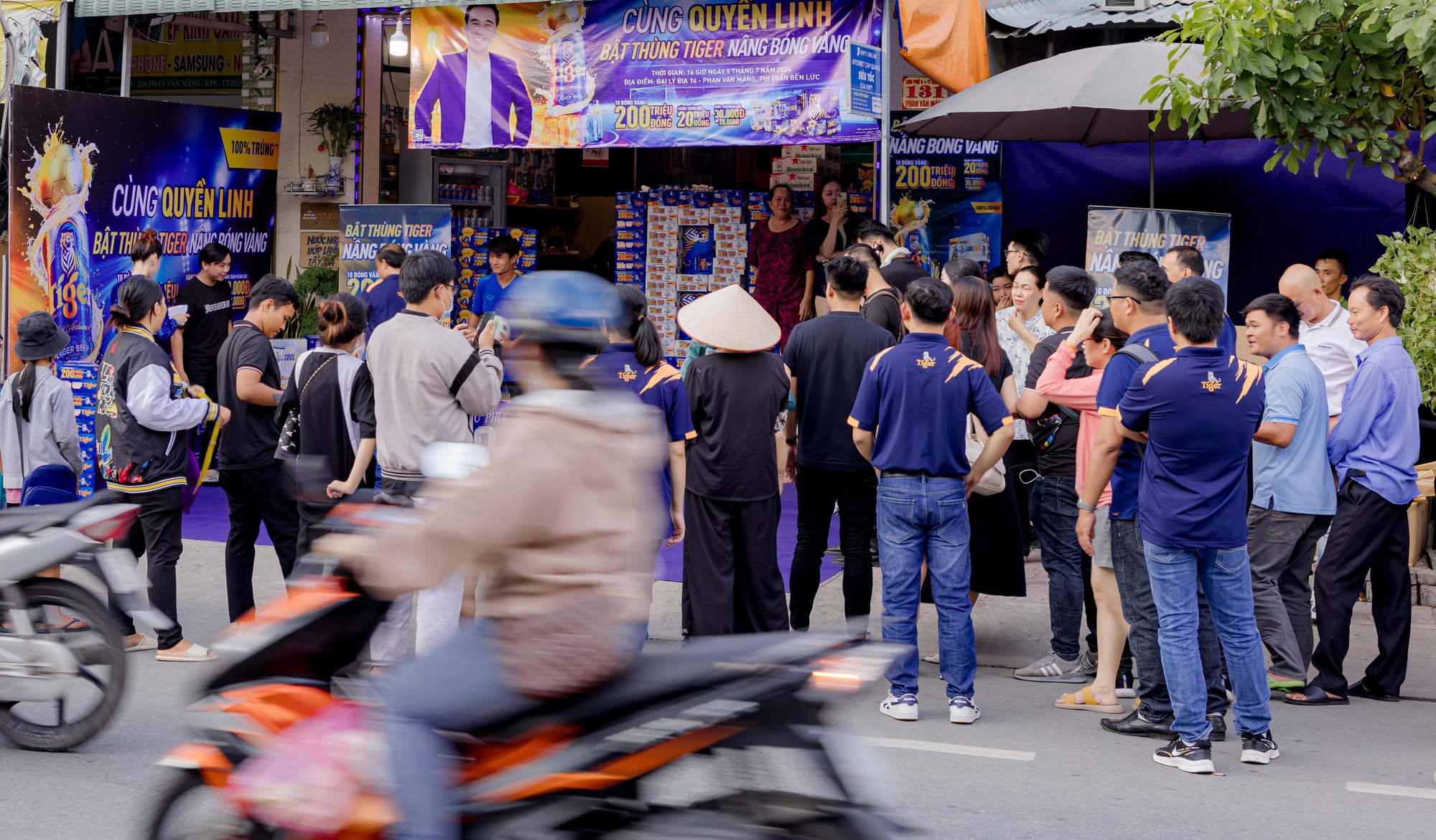 Bà con miền Tây vui mừng khi MC Quyền Linh bất ngờ ghé thăm Long An- Ảnh 4.