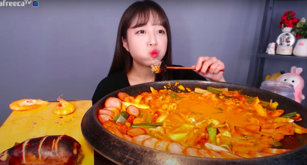 "Thánh mukbang" Tzuyang bất ngờ tiết lộ bị bạn trai cũ hành hung suốt 4 năm khiến dân mạng phẫn nộ- Ảnh 4. "Thánh mukbang" Tzuyang bất ngờ tiết lộ bị bạn trai cũ hành hung suốt 4 năm khiến dân mạng phẫn nộ- Ảnh 4.