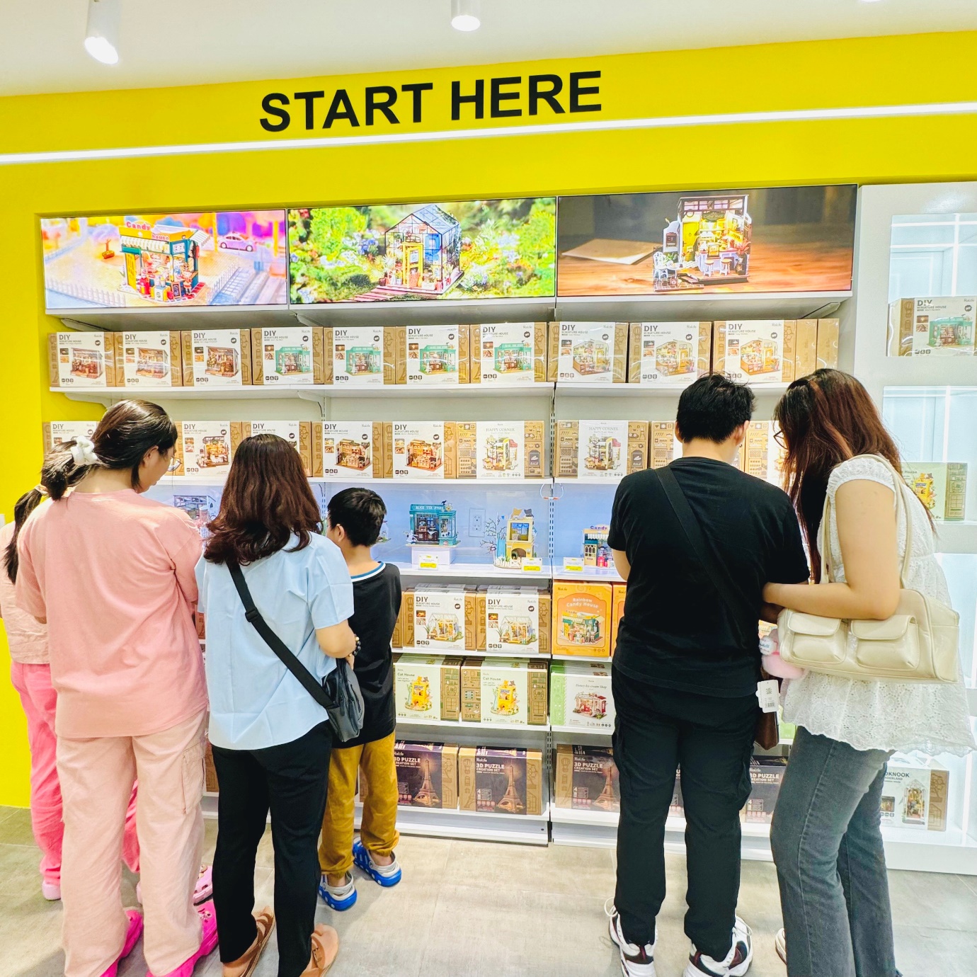 Công ty Clever World ra mắt “PEEKTOY STORE” đầu tiên tại TP Hồ Chí Minh- Ảnh 2.