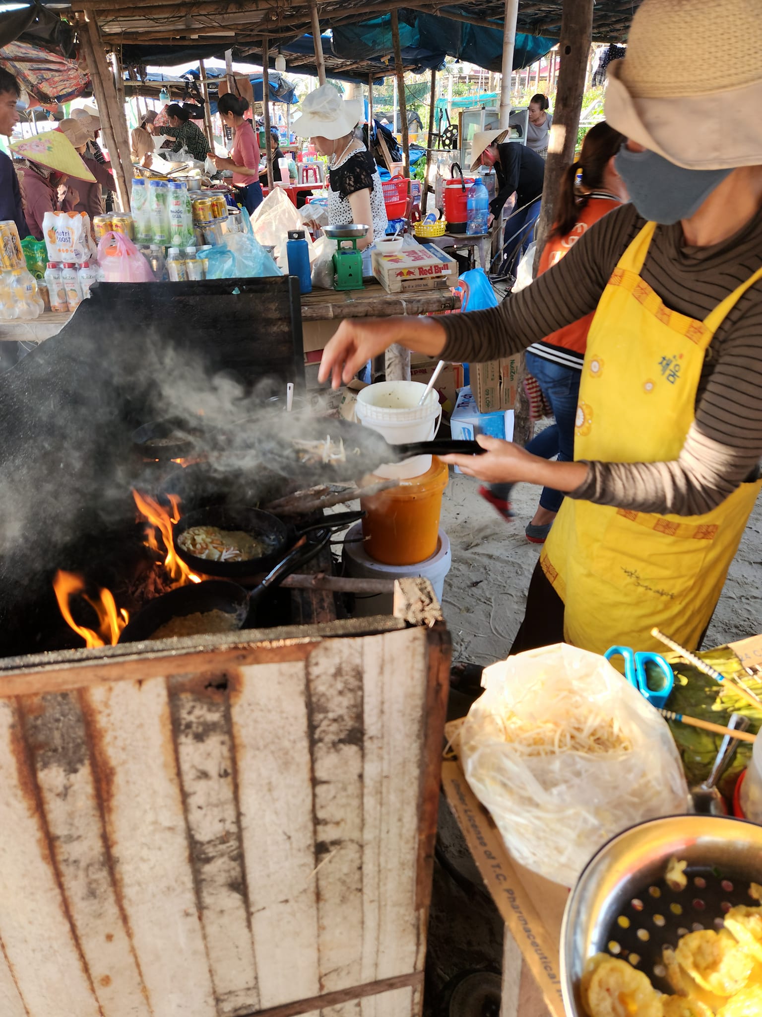 Ghé thăm chợ cá Tam Tiến gần Hội An - nơi "cư ngụ" của những chiếc thuyền đầy ắp cá tôm tươi ngon giá rẻ- Ảnh 15.