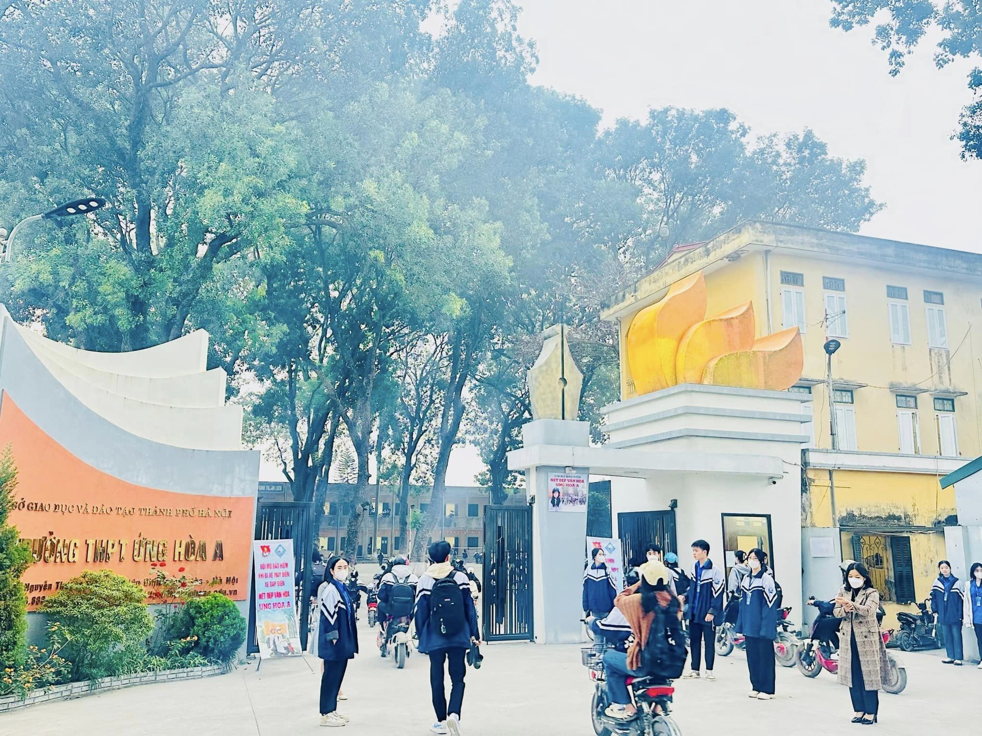 Một ngôi trường ở Hà Nội: Điểm chuẩn hàng năm thấp nhưng thành tích thi tốt nghiệp không vừa, sản sinh cả thủ khoa!- Ảnh 1.